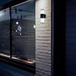 lampara-exterior-color-negra-prendida-